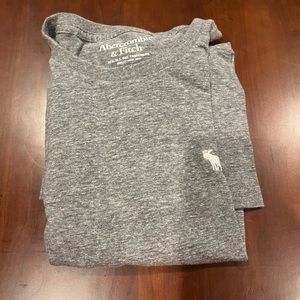 Grey Abercrombie & Fitch T-shirt